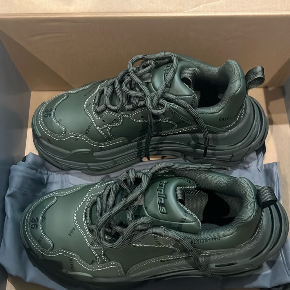 Balenciaga army green triple s